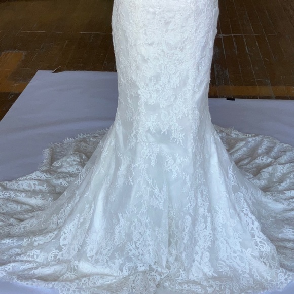 Lace wedding dress with medium train. - Picture 3 of 16